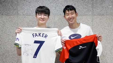 Faker đổi áo đấu với Son Heung-min